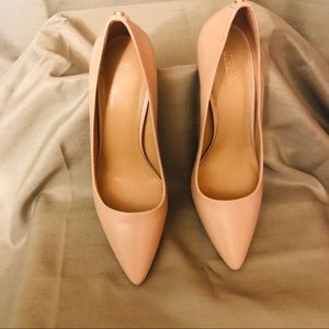 New! Michael Kors Beige Pumps.